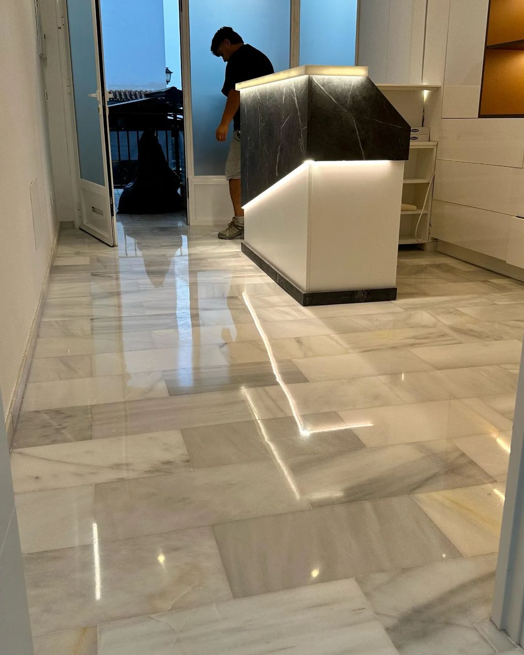 La mejor empresa de acristalado de suelos de mármol en Marbella, Málaga, Fuengirola…